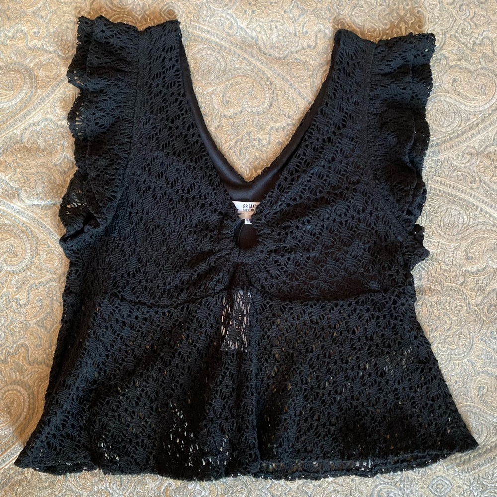 NWT BB Dakota by Steve Madden Crochet Key Hole Sleeveless Top. Size Small. - Picture 3 of 9